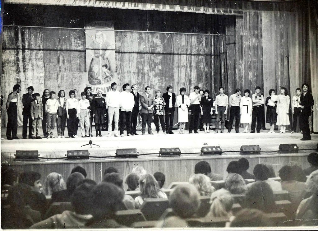Участники КВН-а на сцене Дворца Культуры "Хайдаркен", 1986 год. 