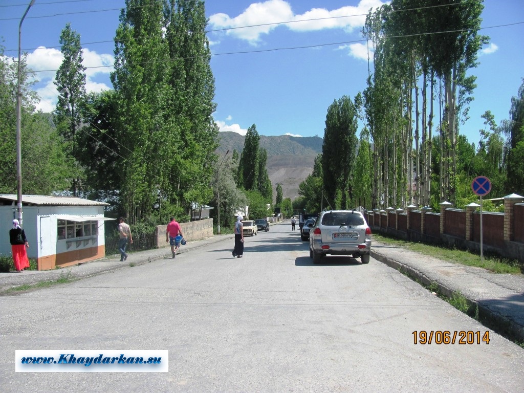 Улица Кирова вниз от школы, Хайдаркан, 2014 год